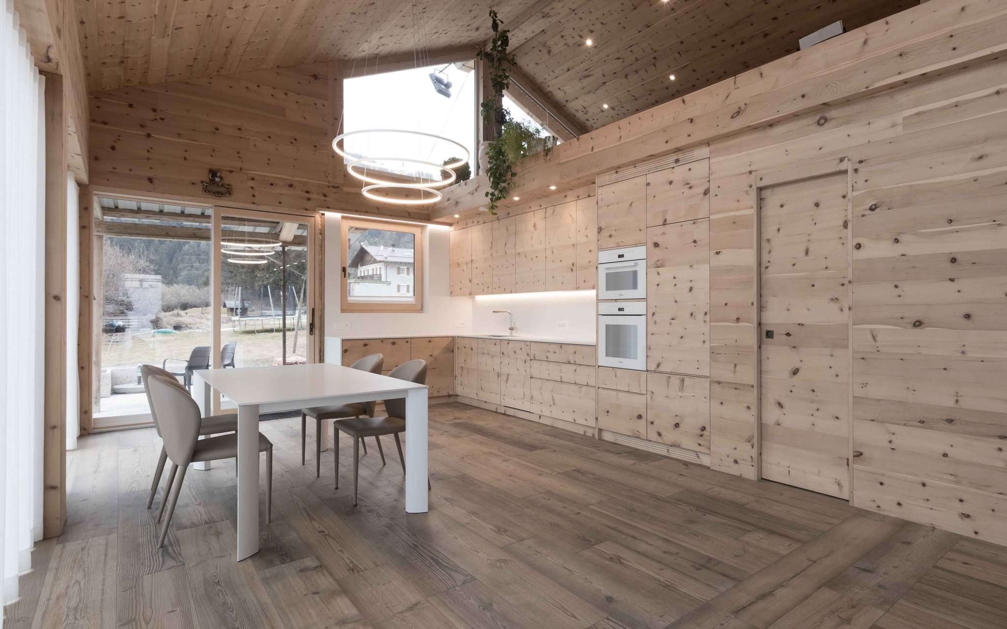 Fußböden und Verkleidungen für Innenräume